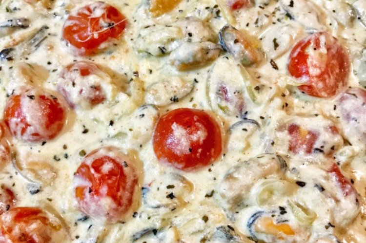 Мидии в сливочно-чесночном соусе с помидорами