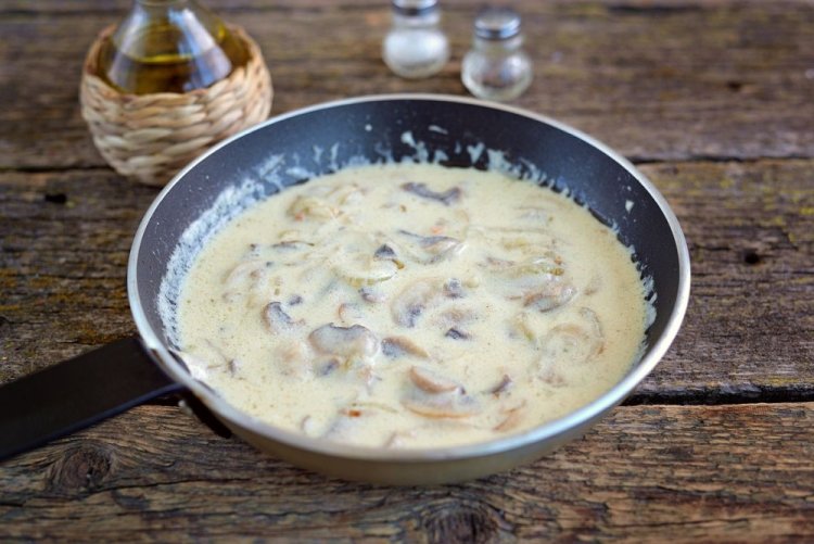 Грибная подлива со сметаной