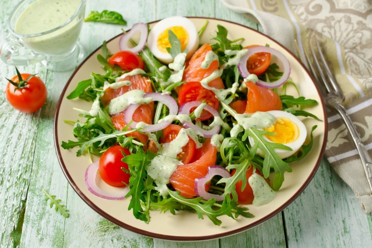 20 ПП салатов с красной рыбой, которые стоит приготовить