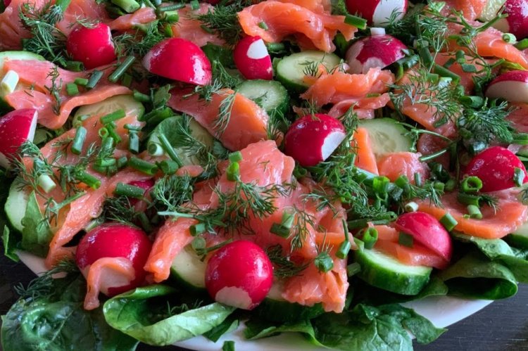 ПП салат с красной рыбой, шпинатом и редиской