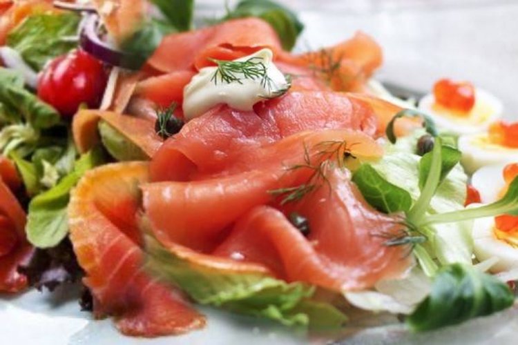 ПП салат с красной рыбой и помидорами черри