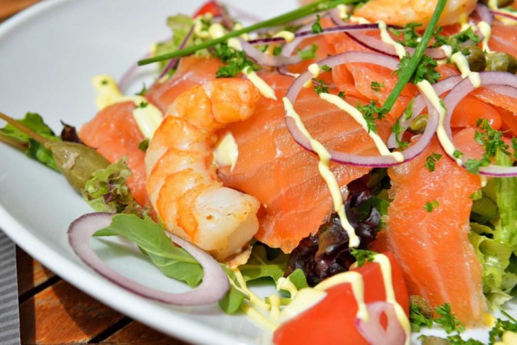 ПП салат с красной рыбой и креветками