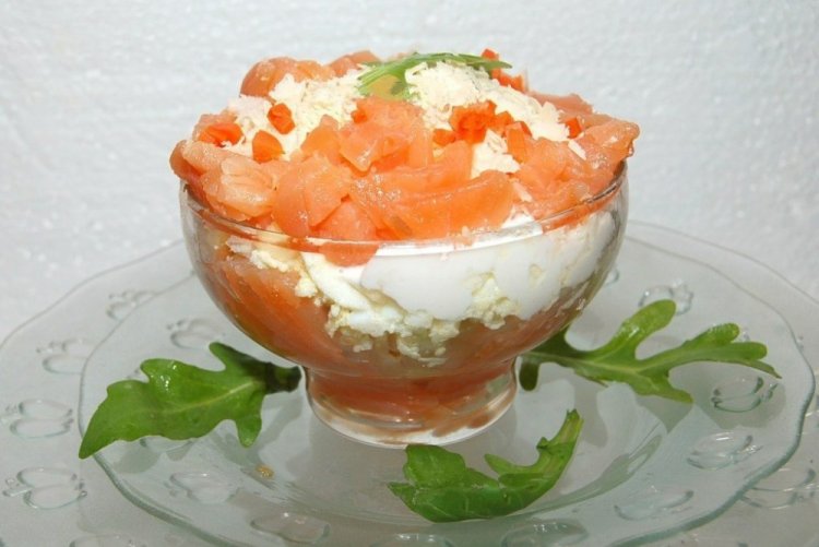 Слоеный ПП салат с красной рыбой и картошкой