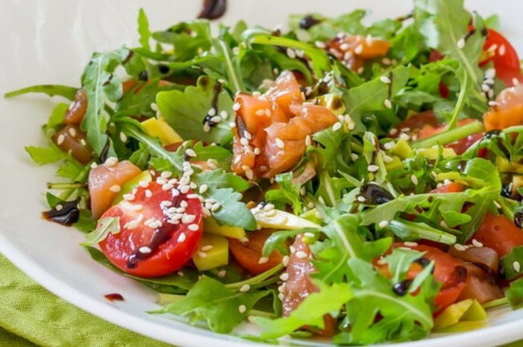ПП салат с красной рыбой и рукколой