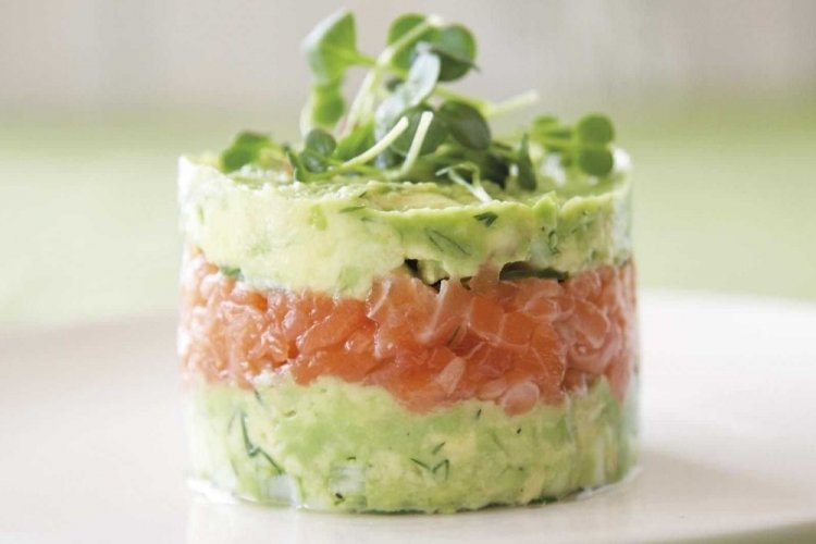 ПП салат с красной рыбой и пастой из авокадо