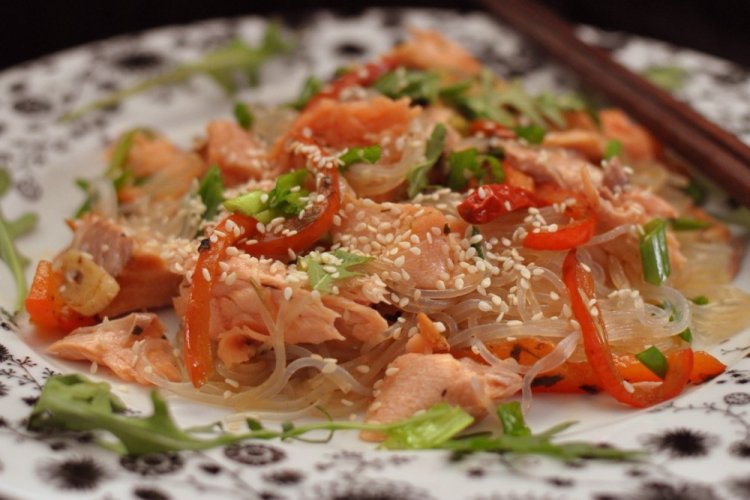 ПП салат с красной рыбой и фунчозой