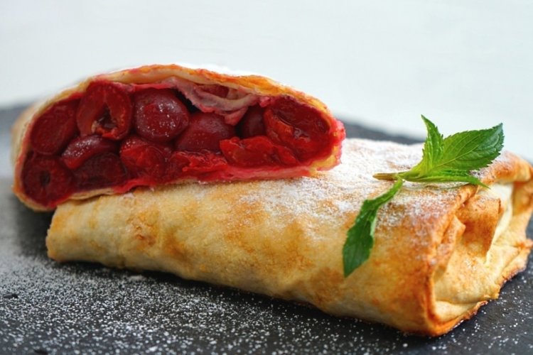 Ленивые пирожки из лаваша с вишней