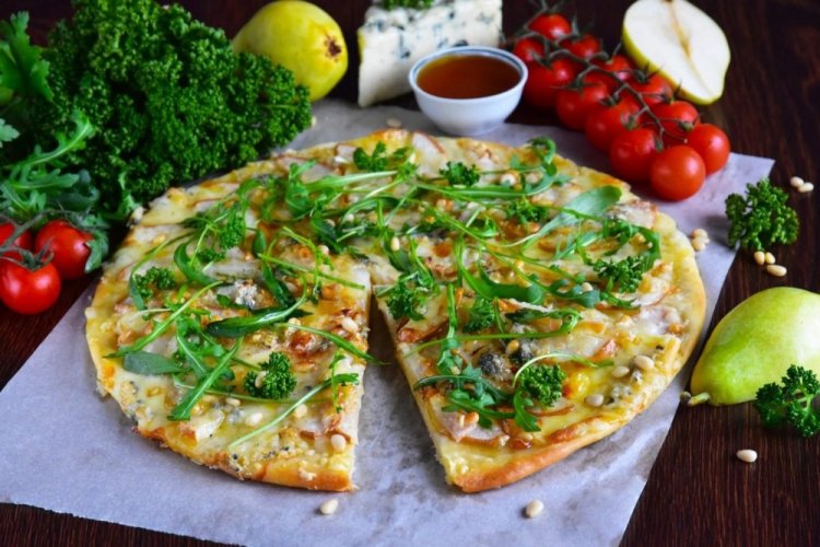 Пицца с грушей, горгонзолой и моцареллой