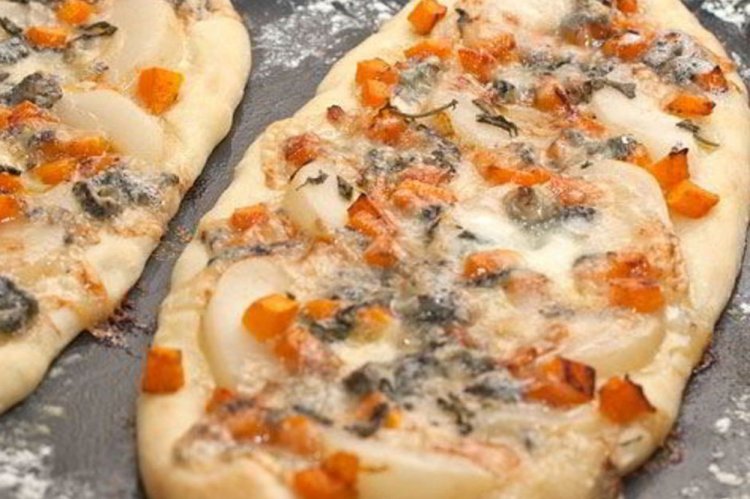 Пицца с тыквой, грушей и горгонзолой