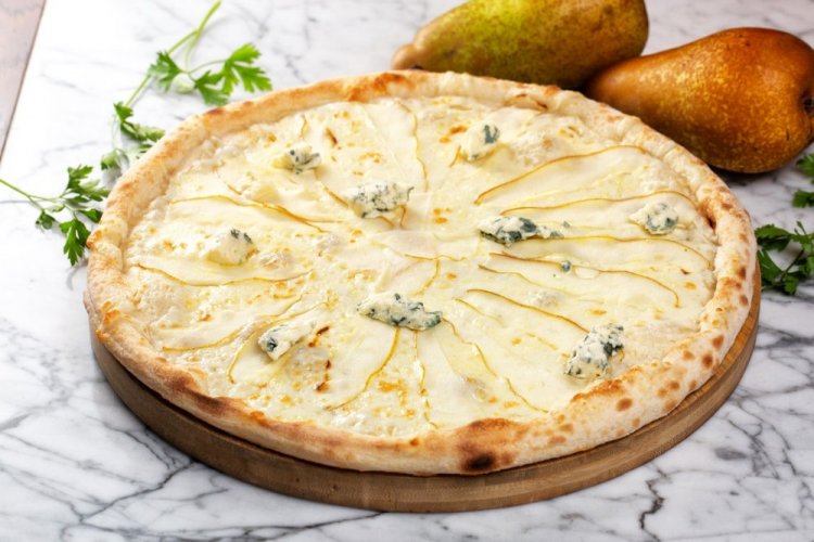 Бездрожжевая пицца с грушей и горгонзолой