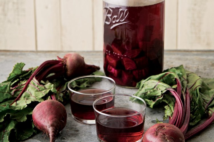 Свекольный квас с сельдереем и чесноком