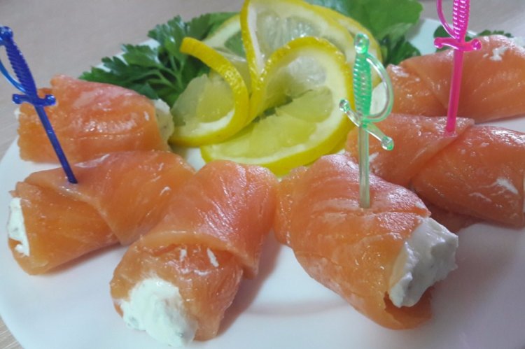 Рулетики из семги с творожным сыром на шпажках