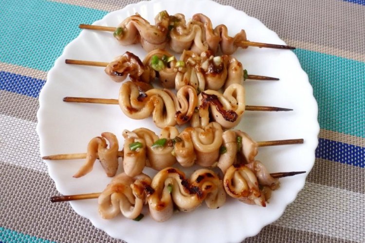 Закуска из кальмаров на шпажках