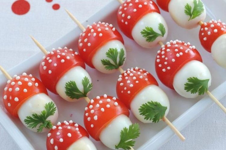Грибочки из помидоров и перепелиных яиц на шпажках