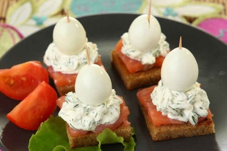 Канапе с красной рыбой и перепелиными яйцами на шпажках