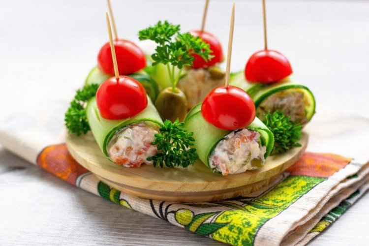 Рулетики из огурца с лососем на шпажках
