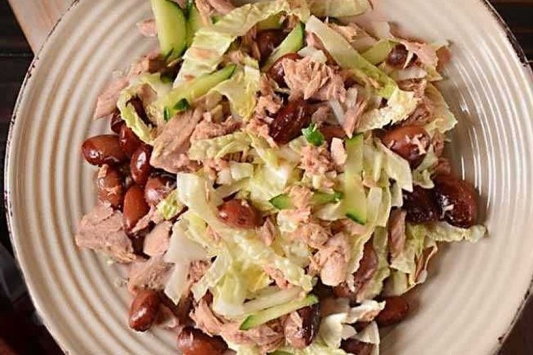 Салат с пекинской капустой, тунцом и фасолью