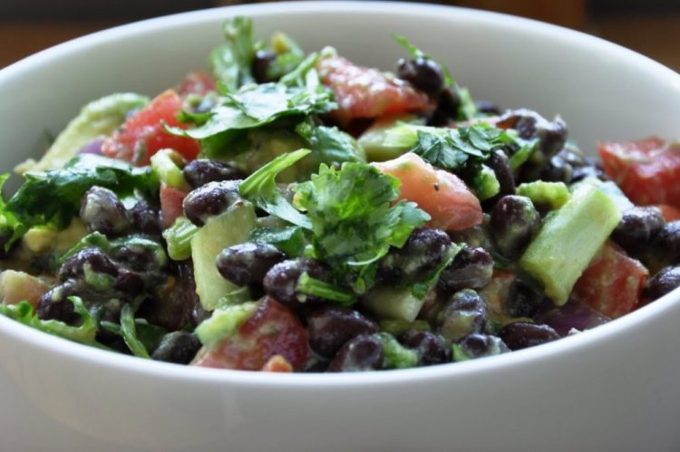 Салат с авокадо, тунцом и фасолью