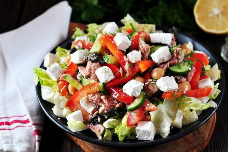 Салат с тунцом, фасолью и фетой