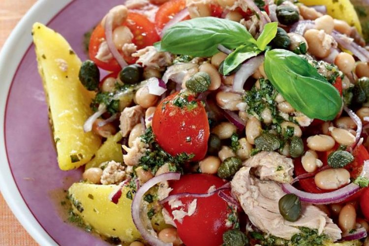Салат с картошкой, тунцом и фасолью