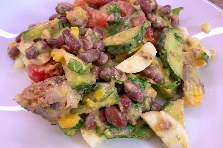 Салат с тунцом, огурцами и фасолью
