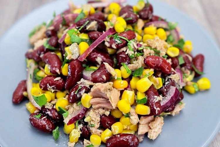 Салат с тунцом, кукурузой и фасолью
