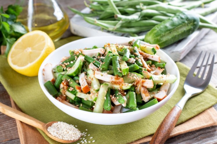 Салат с курицей и стручковой фасолью