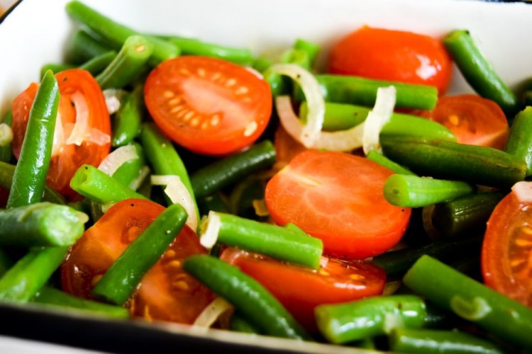 Стручковая фасоль с беконом и помидорами черри