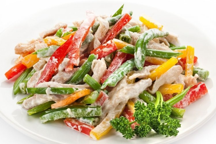 Салат с курицей, стручковой фасолью и болгарским перцем