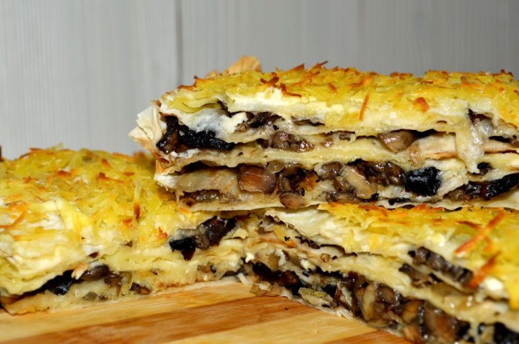 Слоеный пирог из лаваша с грибами