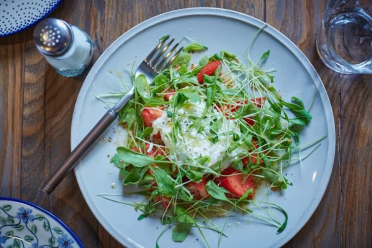 Салат с помидорами, клубникой и страчателлой