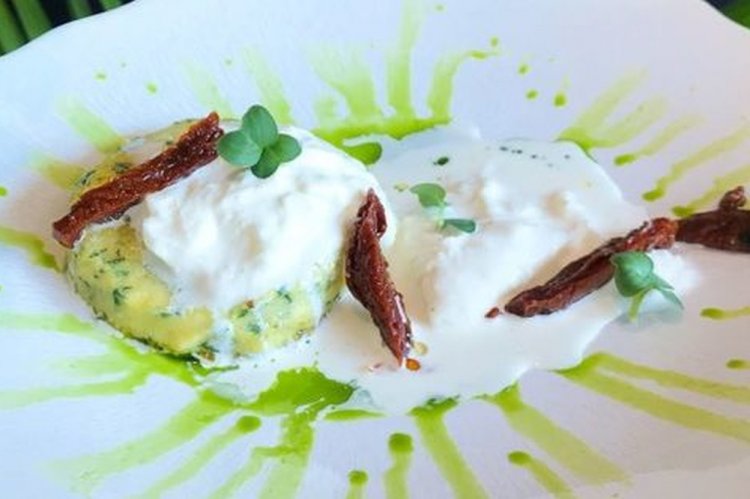 Кукурузная каша со страчателлой и вялеными помидорами