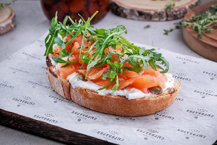 Брускетты со страчателлой и лососем