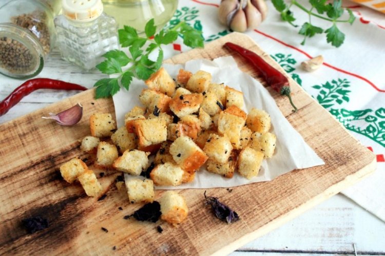 Сухарики из белого хлеба с горчицей и оливковым маслом