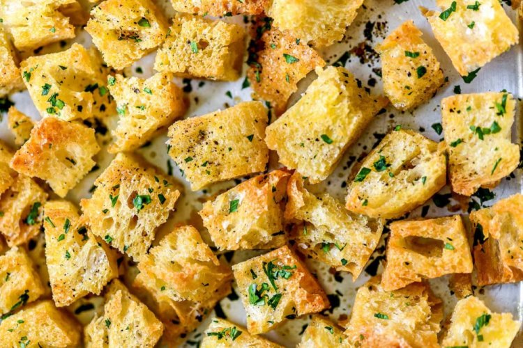 Сухарики со сметаной и зеленью в духовке