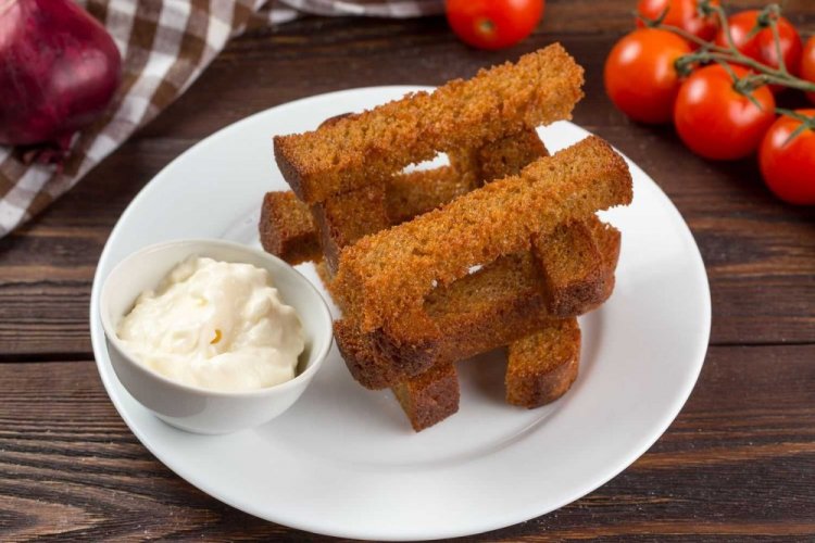 Сухарики из черного хлеба с розмарином и чесноком