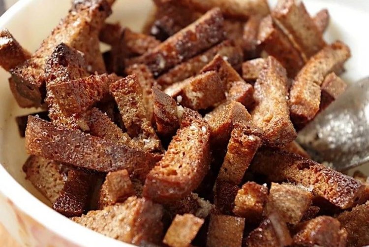 Сухарики из ржаного хлеба с горчицей и сметаной