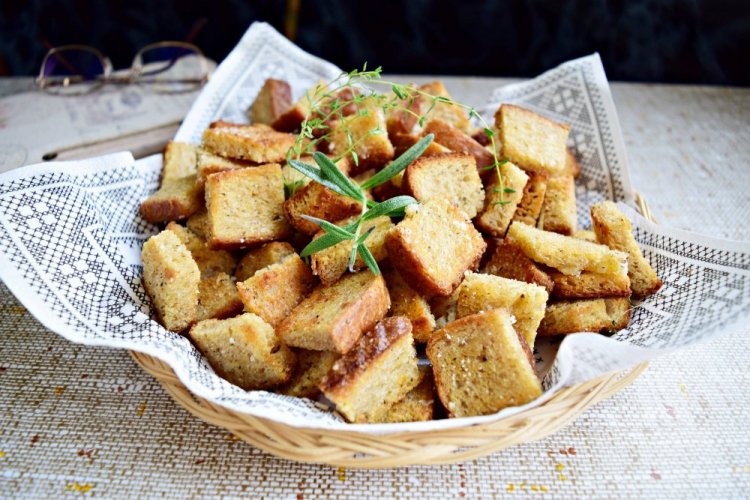 Сухарики с чесноком в духовке