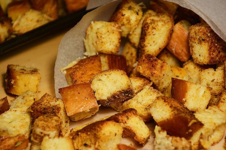 Домашние сухарики с сыром и чесноком