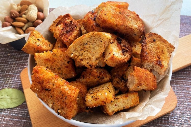 Острые сухарики с аджикой и чесноком