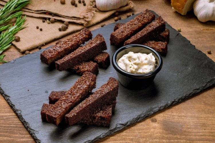 Сухарики из черного хлеба в духовке