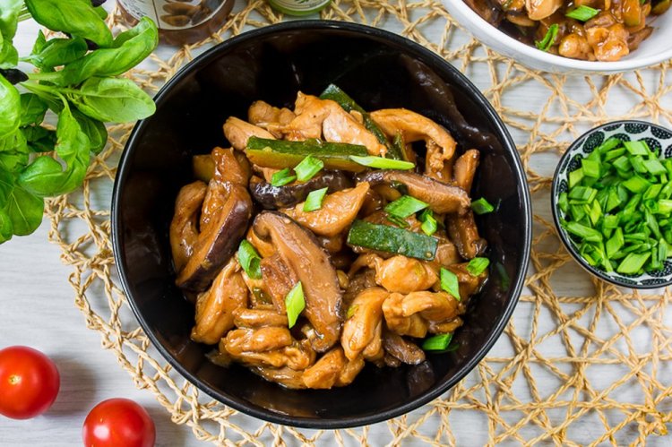 Курица с цукини и шиитаке в арахисовом соусе