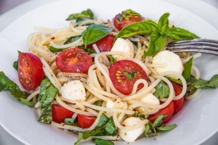 Макароны с фетаксой и помидорами