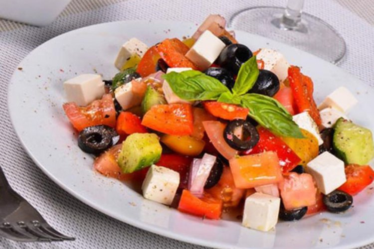 Салат с лососем и фетаксой