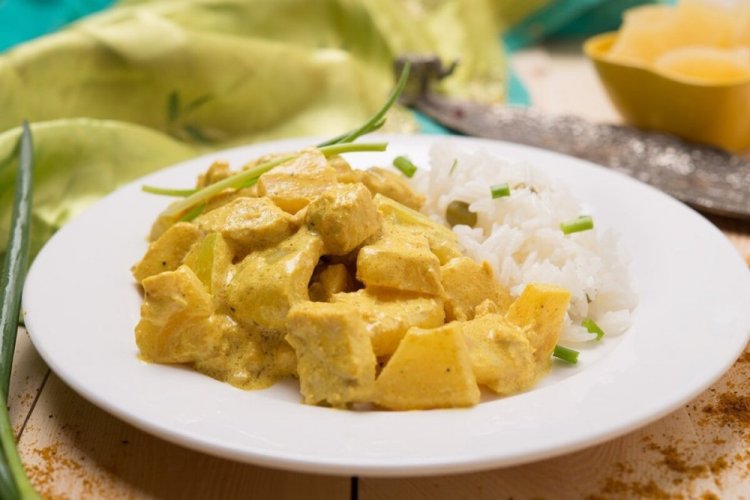 Курица карри с кабачками и помидорами