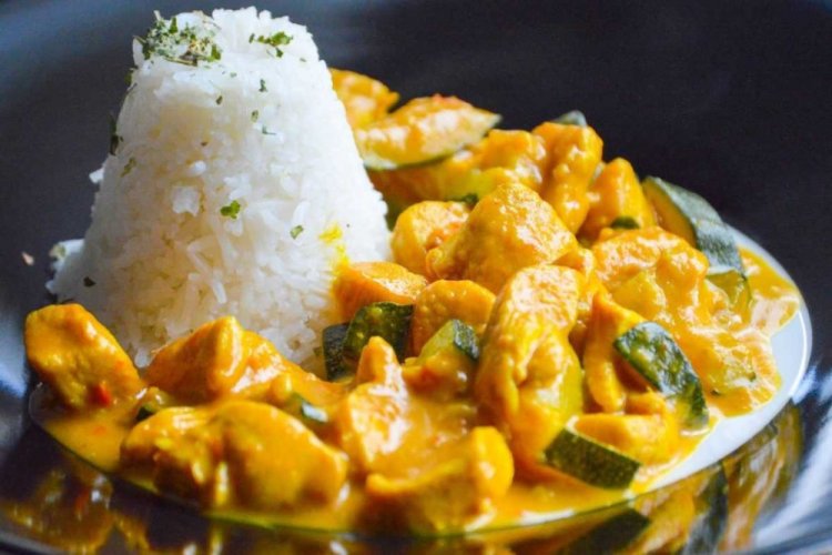 Курица карри с солеными огурцами и сметаной