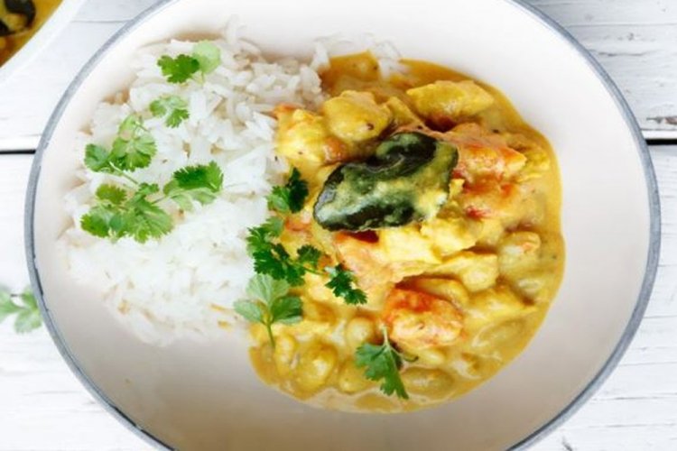 Курица карри с фасолью и помидорами