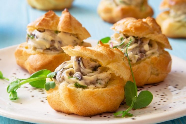 Закусочные профитроли с грибами и творожным сыром