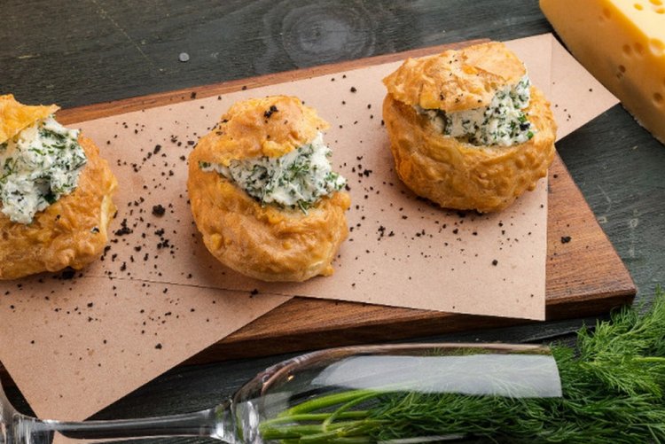 Профитроли со шпинатом и плавленым сыром