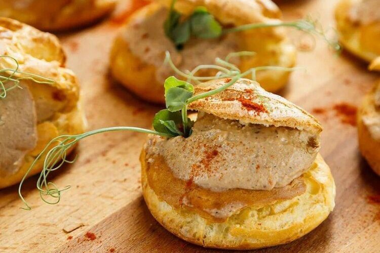 Профитроли с паштетом из куриной печени